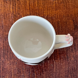 猫絵肉球マグ(白黒ハチワレ猫)  『猫のマグカップ』 4枚目の画像