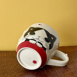 猫絵肉球マグ(白黒ハチワレ猫)  『猫のマグカップ』 5枚目の画像