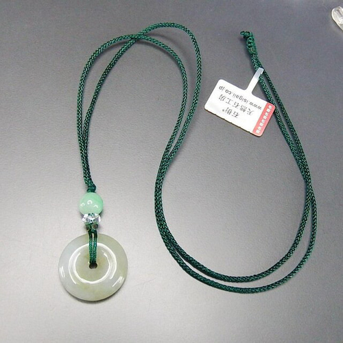 一点物ひすい本翡翠ジェダイト丸平安扣紐ネックレス704-073a 一点物ひすい本翡翠ジェダイト丸平安扣紐ネックレス704-073a