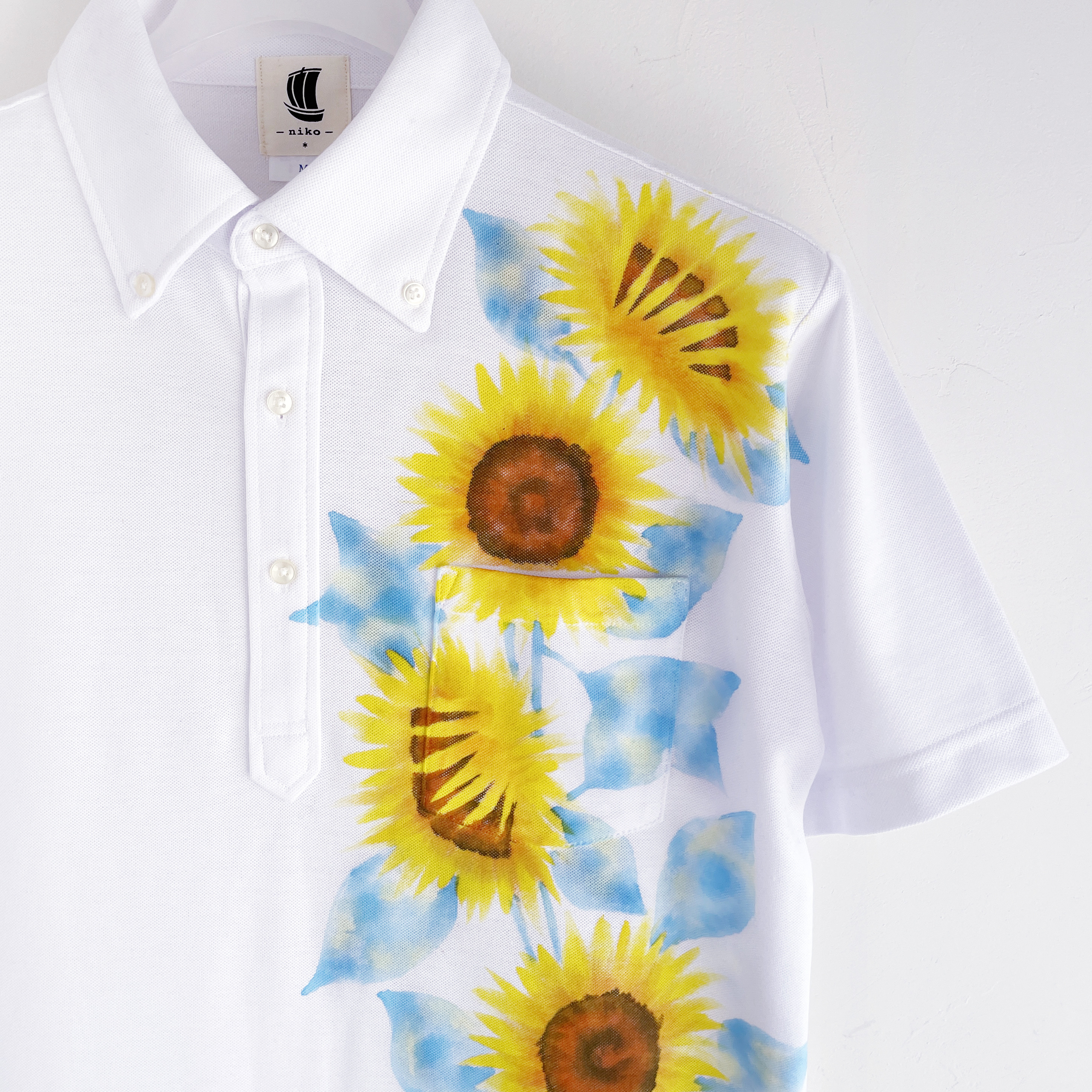 手描きひまわり柄ボタンダウンポロシャツ　ホワイト　吸湿速乾ドライ生地 花柄