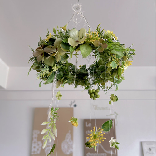 グリーンと小花のモビール風フライングリース/フラワーガーランド/造花