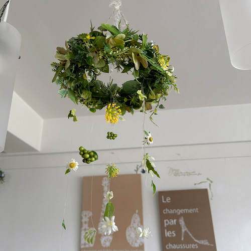 グリーンと小花のモビール風フライングリース/フラワーガーランド/造花