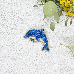 ビーズ刺繍のブローチ・イルカ 1枚目の画像