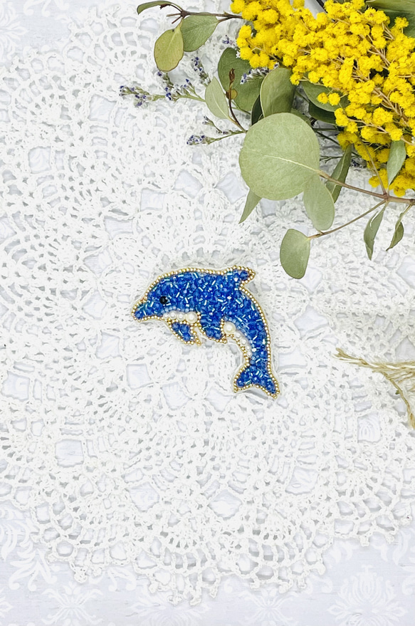 ビーズ刺繍のブローチ・イルカ 1枚目の画像