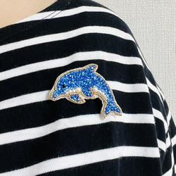 ビーズ刺繍のブローチ・イルカ 3枚目の画像