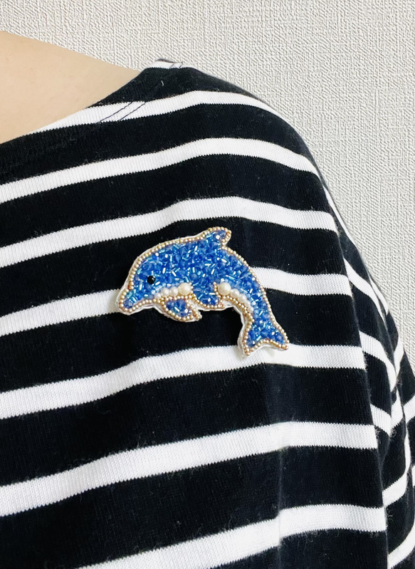 ビーズ刺繍のブローチ・イルカ 3枚目の画像