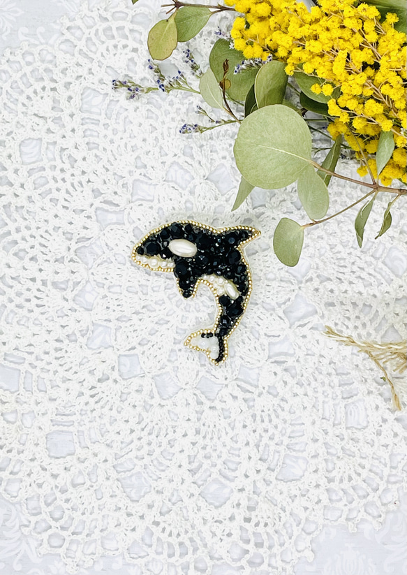 ビーズ刺繍のブローチ・シャチ 1枚目の画像