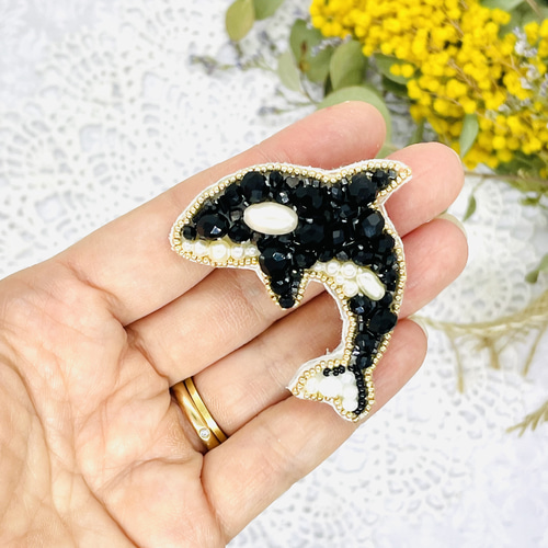 ビーズ刺繍のブローチ・シャチ ブローチ Little Plum 通販