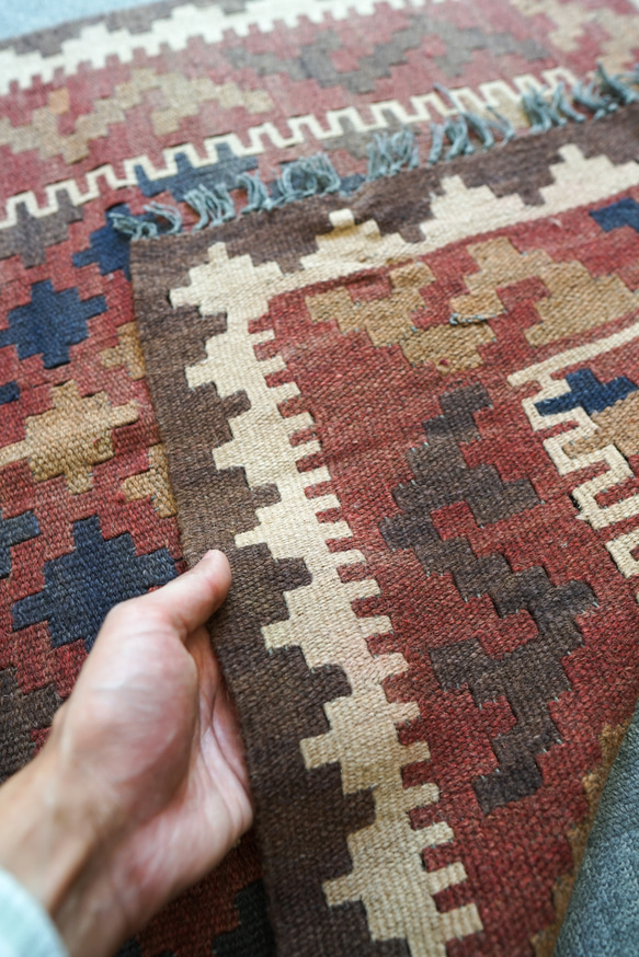 100×82㎝ 【アフガニスタン手織りキリム】トライバルラグ 手織り 絨毯 6枚目の画像