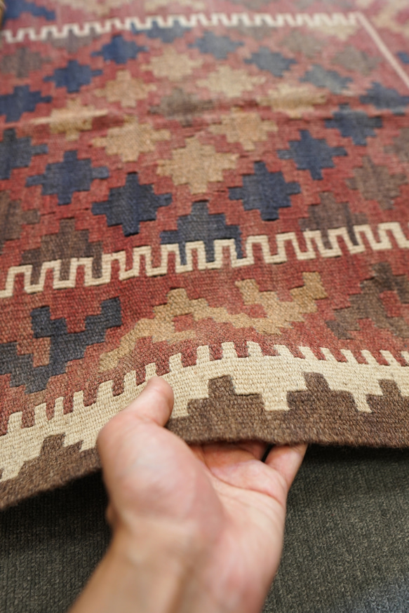 100×82㎝ 【アフガニスタン手織りキリム】トライバルラグ 手織り 絨毯 3枚目の画像