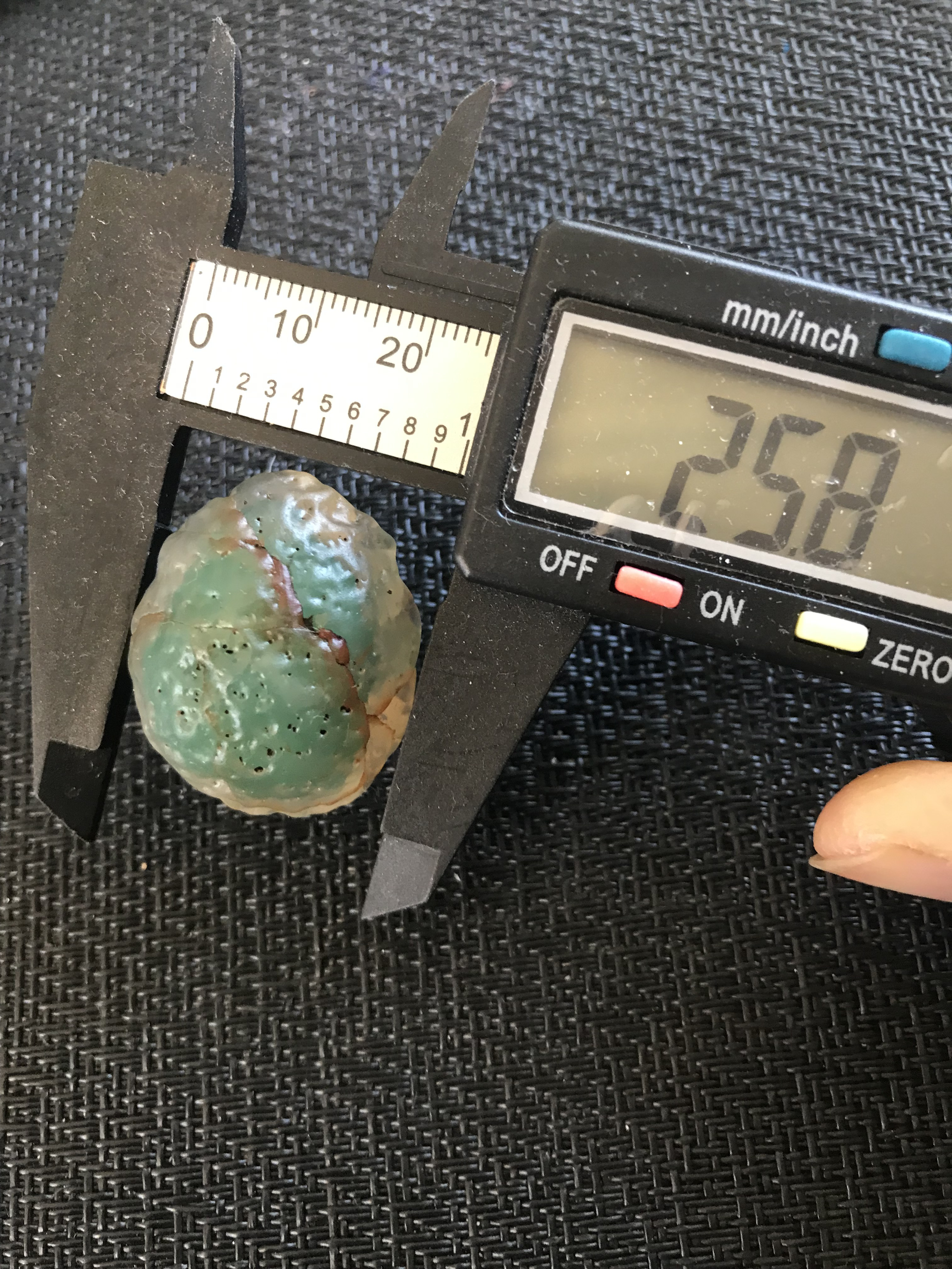 ゴビ石−1253 ゴビ瑪瑙　原石　緑飴心  濃翠色　レア　鉱物