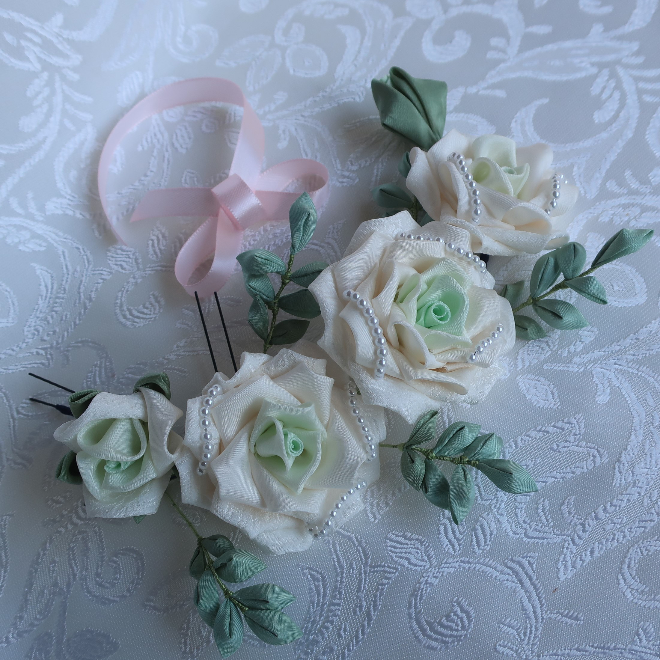 つまみ細工髪飾【妖精の庭】正絹silk 白薔薇　かんざし　簪 　ユーピン　帯飾り　成人式　卒業式　結婚式　ヘッドドレス