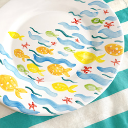 海を感じるマヨリカ焼き　カラフルなお魚の丸皿 3枚目の画像