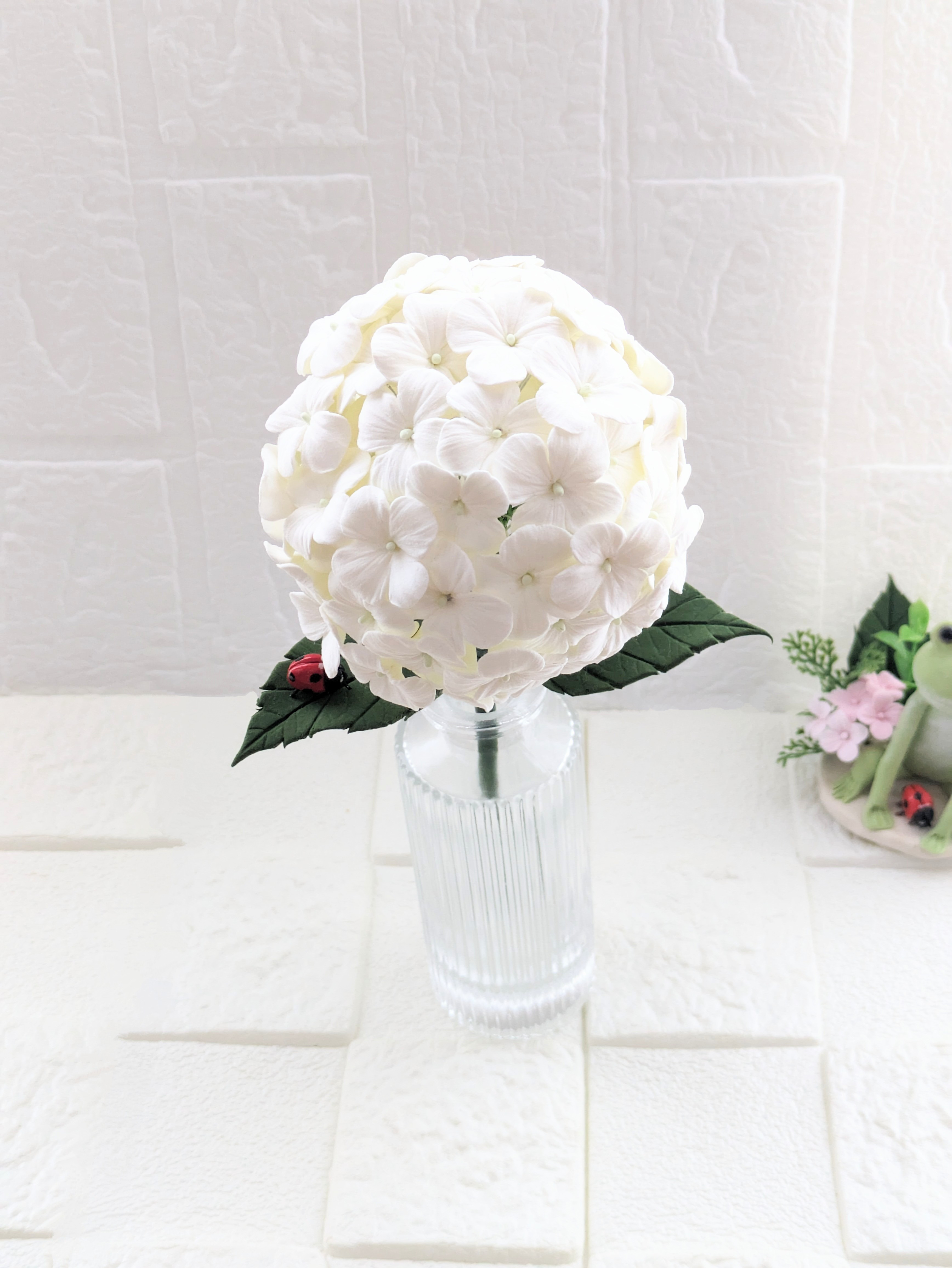 クレイフラワー❀梅雨を彩る♪てんとう虫が可愛い♬オフホワイトの大輪の紫陽花❀お手入れ不要　枯れない　華やか　リビング
