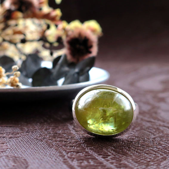 【スフェーンリング】大きめ グリーン オーバル 7月の誕生石 フリーサイズ ｜天然石ジュエリー × 夏の誕生石2025