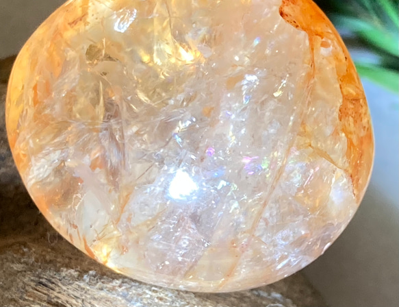 レインボー✨　オーロラ　ヘマタイトイン　クリスタル　水晶　タンブル　原石 3枚目の画像