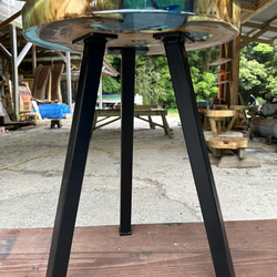 クラロウォールナットと青レジンの丸テーブル 7枚目の画像