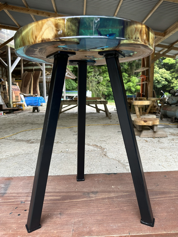クラロウォールナットと青レジンの丸テーブル 7枚目の画像