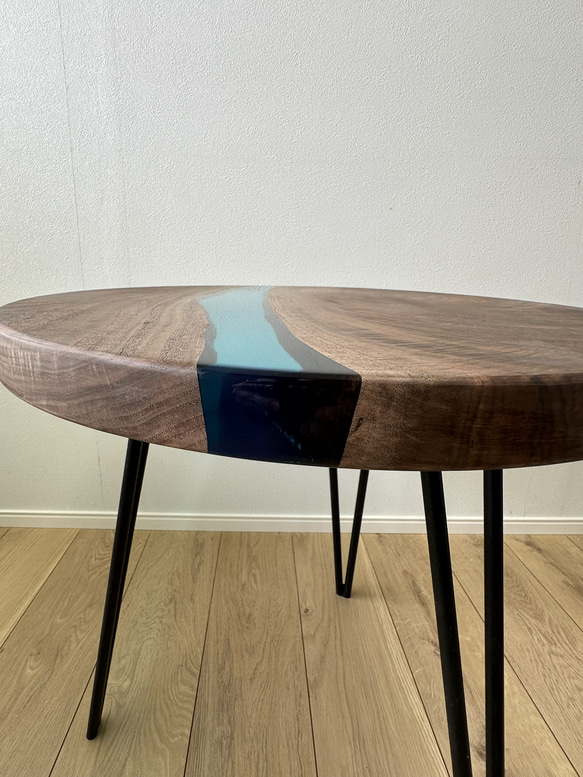 クラロウォールナットと青レジンの丸テーブル 4枚目の画像