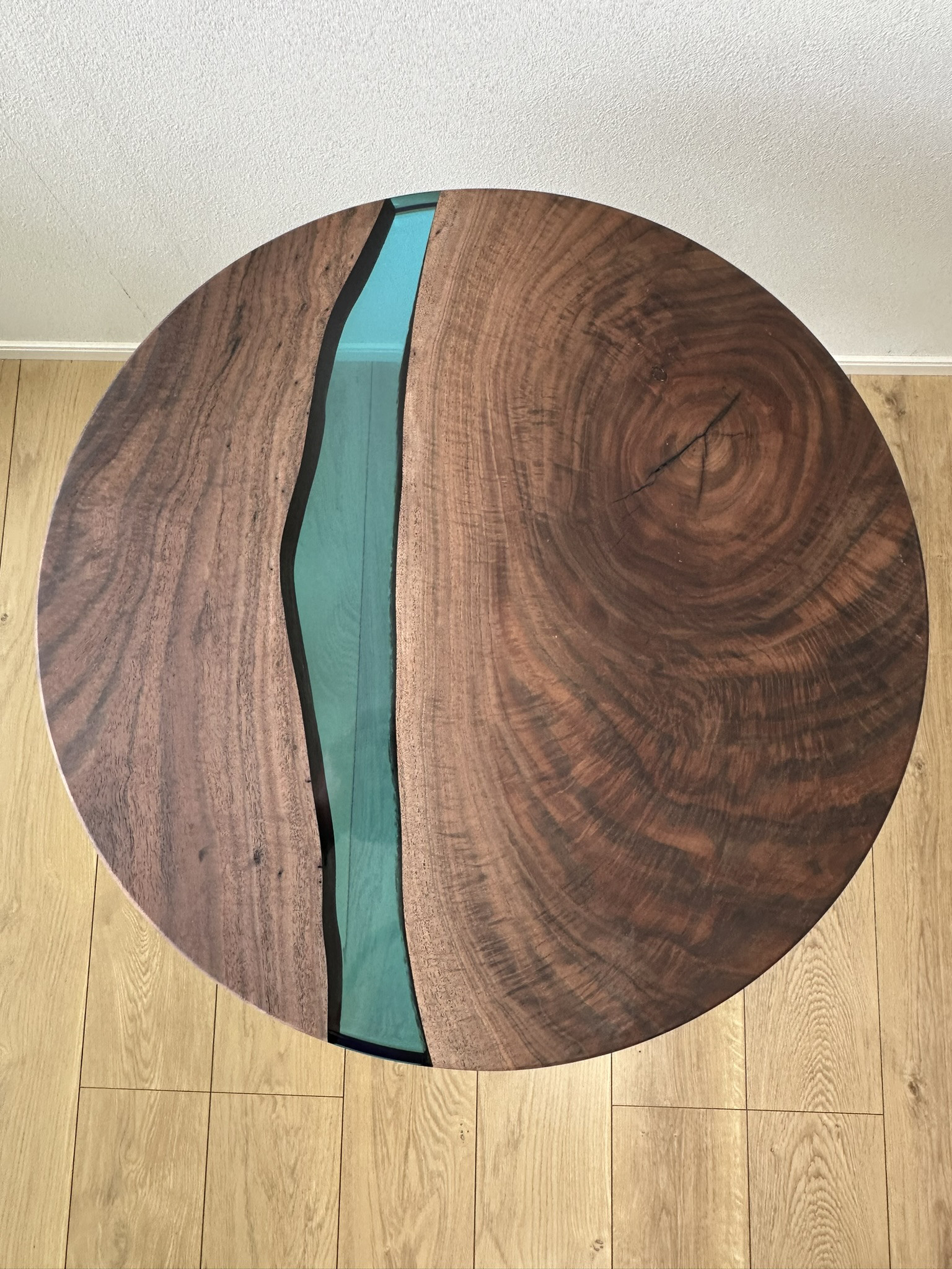【送料無料】( 希少 )クラロウォールナットと青レジンの丸テーブル 42,000円