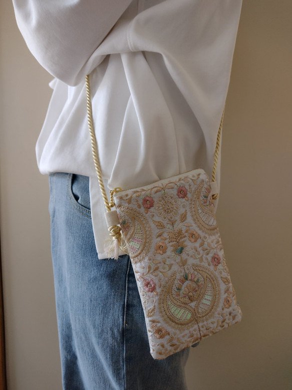 【12㌢】一緒にお出かけしたいインド刺繍スマホポシェット　鳳凰　ショルダー　サコッシュ　プレゼント　ポーチ　旅行　散歩 2枚目の画像