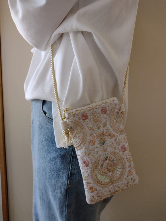 【12㌢】一緒にお出かけしたいインド刺繍スマホポシェット　鳳凰　ショルダー　サコッシュ　プレゼント　ポーチ　旅行　散歩 7枚目の画像