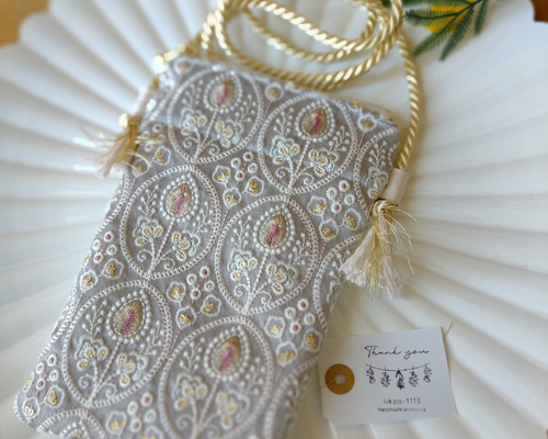まっくす　インド刺繍生地　スマホサコッシュ インド刺繍 ダマスク柄 刺繍生地 ゴールド ブラック エレガント