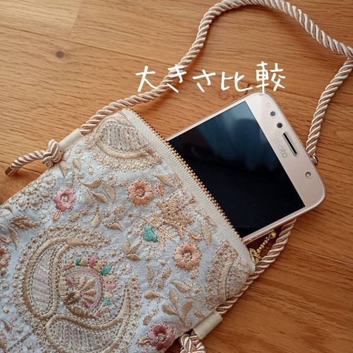まっくす　インド刺繍生地　スマホサコッシュ インド刺繍 ダマスク柄 刺繍生地 ゴールド ブラック エレガント