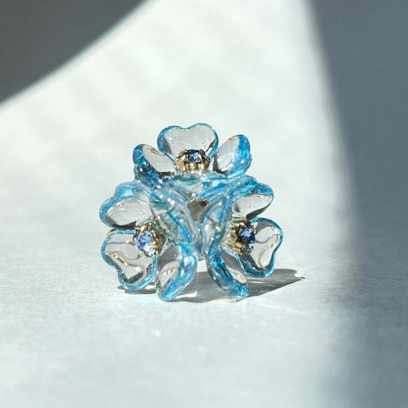 透き通るブルーのお花リング 指輪 金属アレルギー対応 晴れやかブルー 紫陽花 フリーサイズ レディース ハート 夏 3枚目の画像