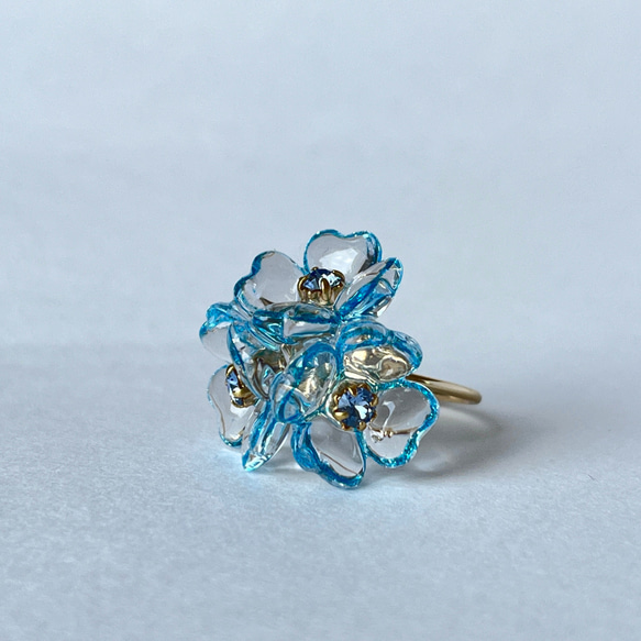 透き通るブルーのお花リング 指輪 金属アレルギー対応 晴れやかブルー 紫陽花 フリーサイズ レディース ハート 夏 1枚目の画像