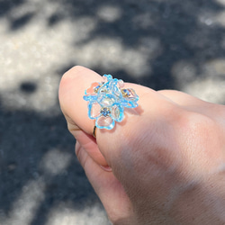 透き通るブルーのお花リング 指輪 金属アレルギー対応 晴れやかブルー 紫陽花 フリーサイズ レディース ハート 夏 4枚目の画像
