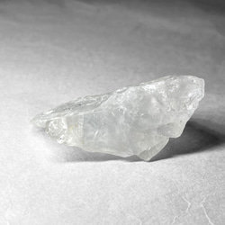 milky quartz / ミルキークォーツ原石 H ( レインボーあり ) 2枚目の画像