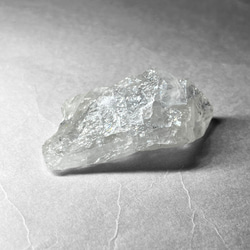 milky quartz / ミルキークォーツ原石 H ( レインボーあり ) 4枚目の画像