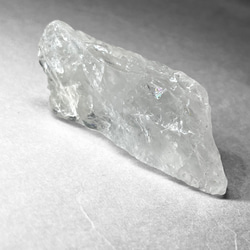 milky quartz / ミルキークォーツ原石 H ( レインボーあり ) 3枚目の画像
