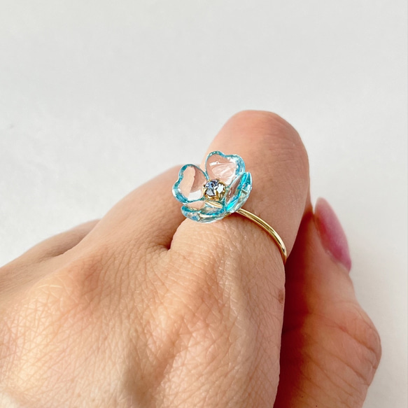 透き通るブルーのお花リング 指輪 金属アレルギー対応 晴れやかブルー 紫陽花 フリーサイズ レディース ハート 夏 2枚目の画像