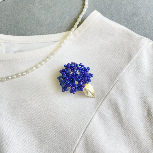 「紫陽花」ビーズ刺繍ブローチ　誕生日プレゼント 3枚目の画像