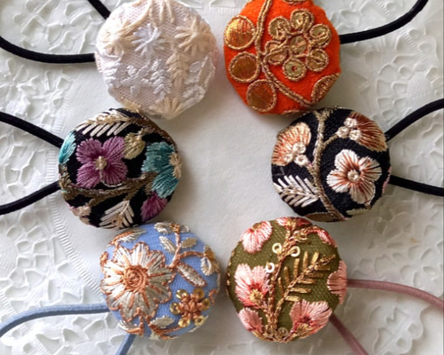 インド刺繍 くるみボタン38㎜ ヘアゴム 2個セット Q インド刺繍 くるみボタン38㎜ ヘアゴム 2個セット I