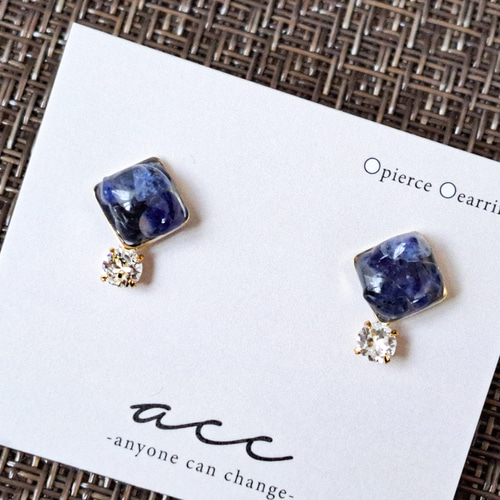 天然石 ソーダライト と クリスタル の ピアス ♡ 樹脂ピアス / 樹脂