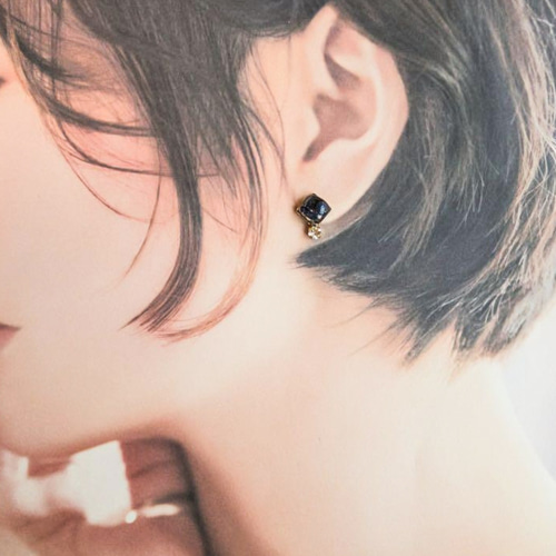 天然石 ソーダライト と クリスタル の ピアス ♡ 樹脂ピアス / 樹脂