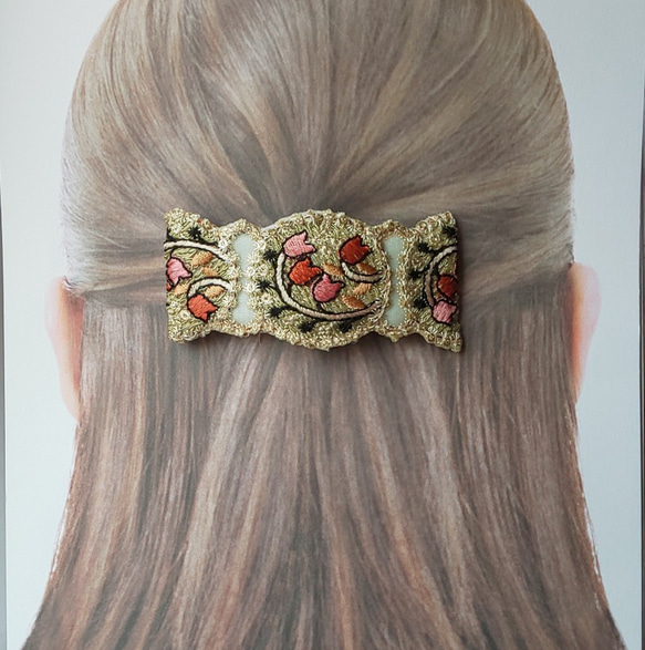 カラフルなチューリップの花模様のインド刺繍リボンのヘアバレッタ（金具7センチ） 2枚目の画像