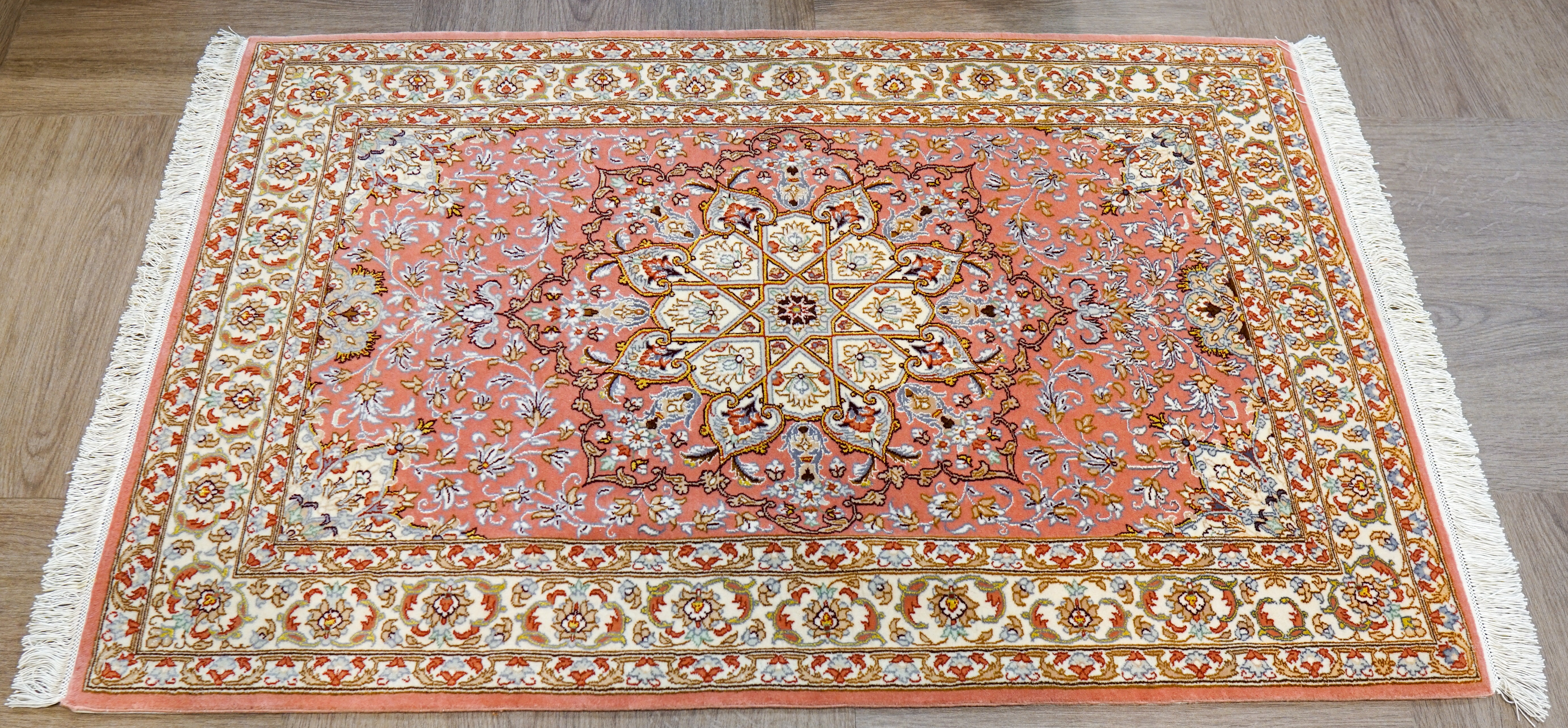 130×83cm【ペルシャ手織り絨毯 イスファハン産 　証明書付 】