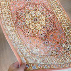 130×83cm【ペルシャ手織り絨毯 イスファハン産 　証明書付 】 1枚目の画像