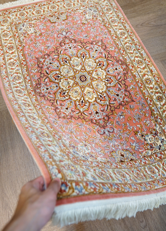 130×83cm【ペルシャ手織り絨毯 イスファハン産 　証明書付 】 1枚目の画像