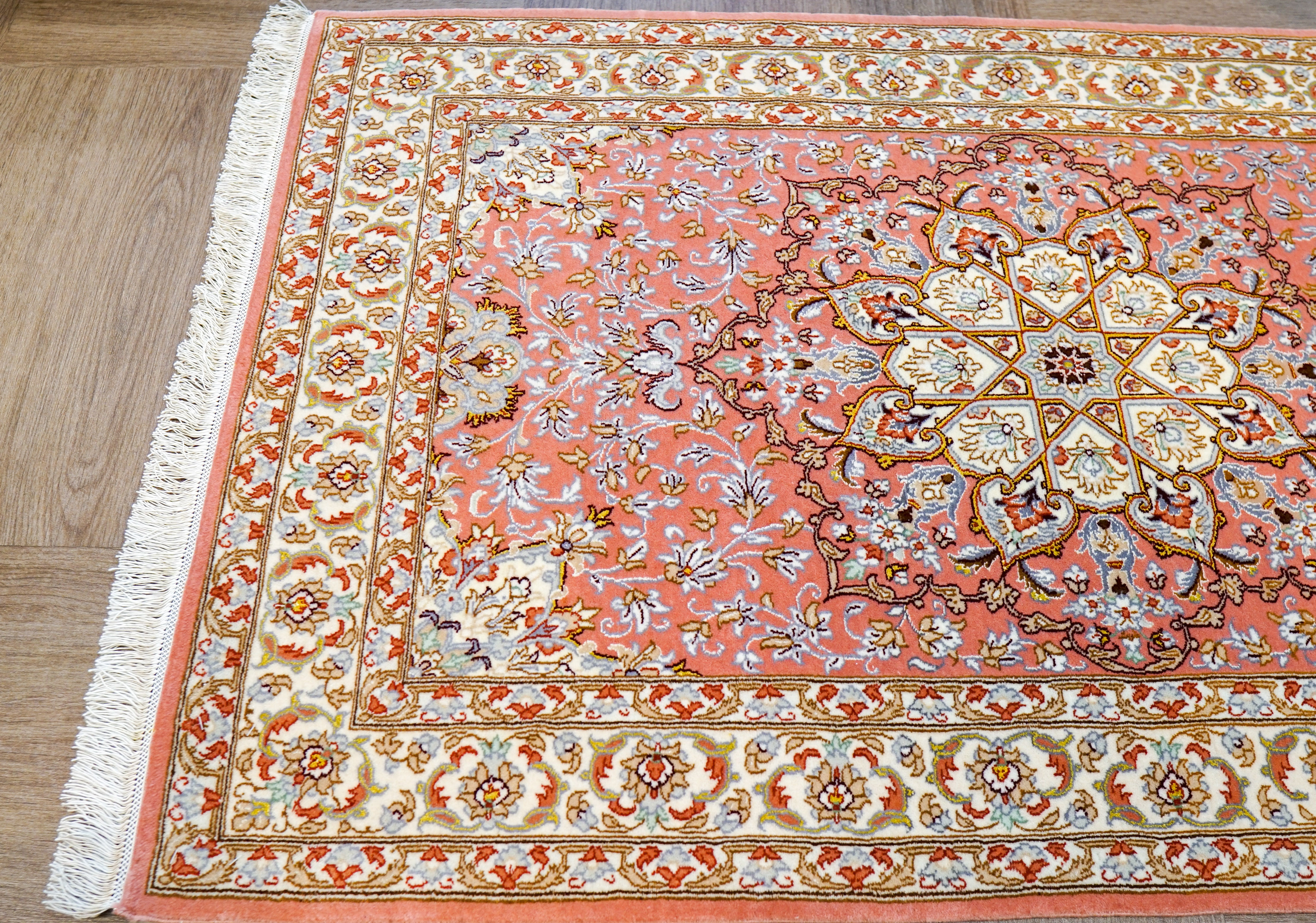 130×83cm【ペルシャ手織り絨毯 イスファハン産 　証明書付 】