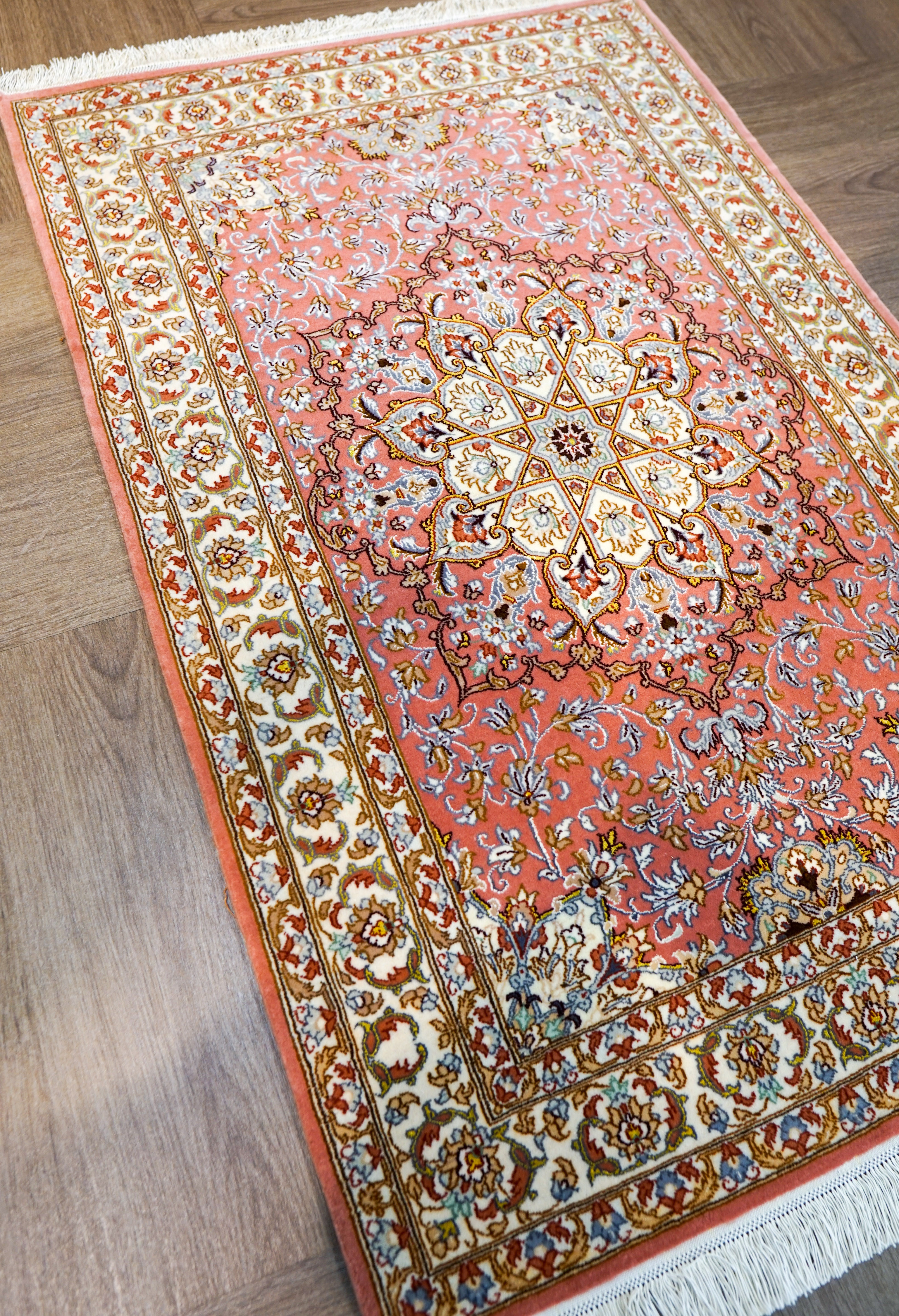 130×83cm【ペルシャ手織り絨毯 イスファハン産 　証明書付 】