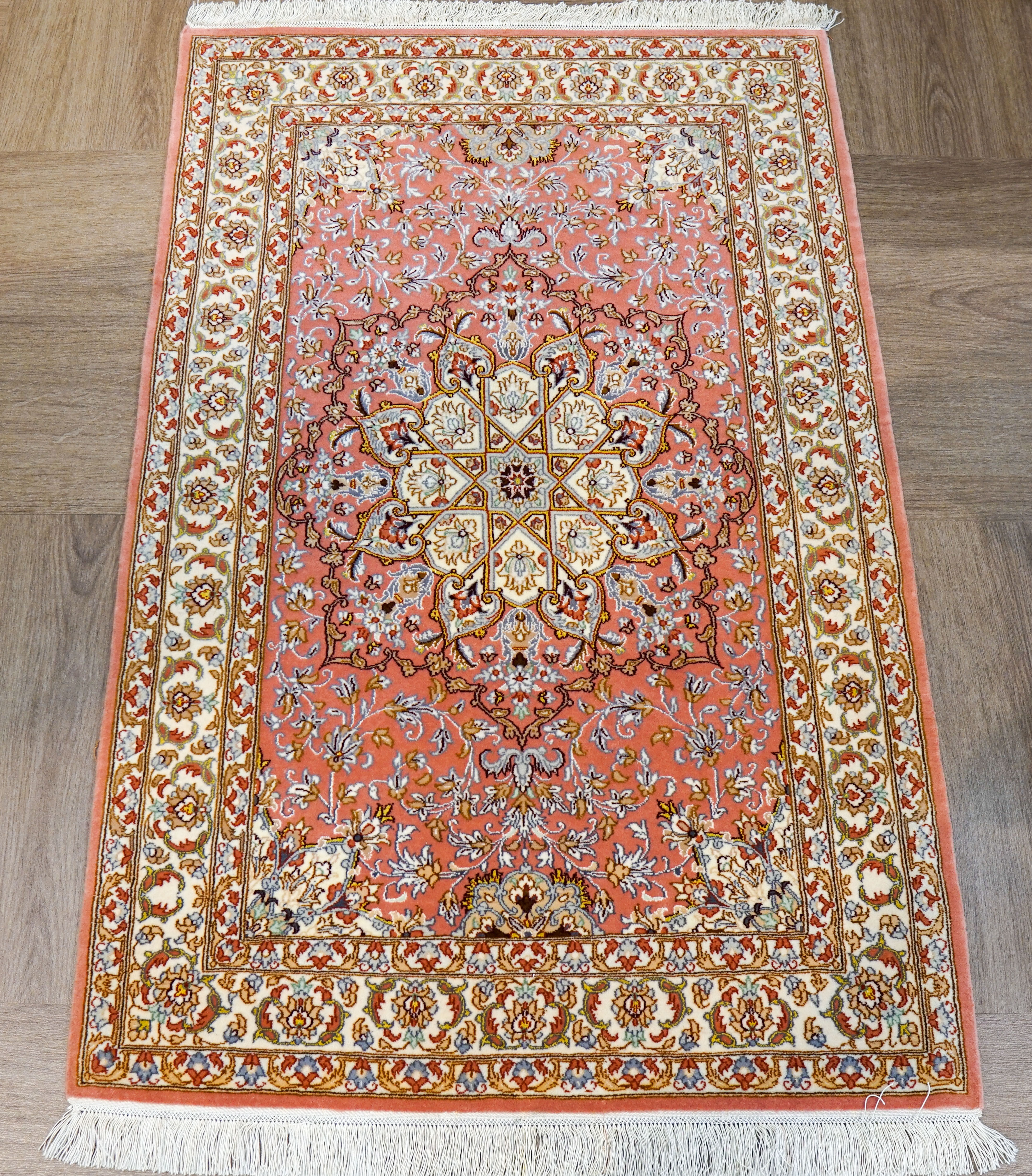 130×83cm【ペルシャ手織り絨毯 イスファハン産 　証明書付 】