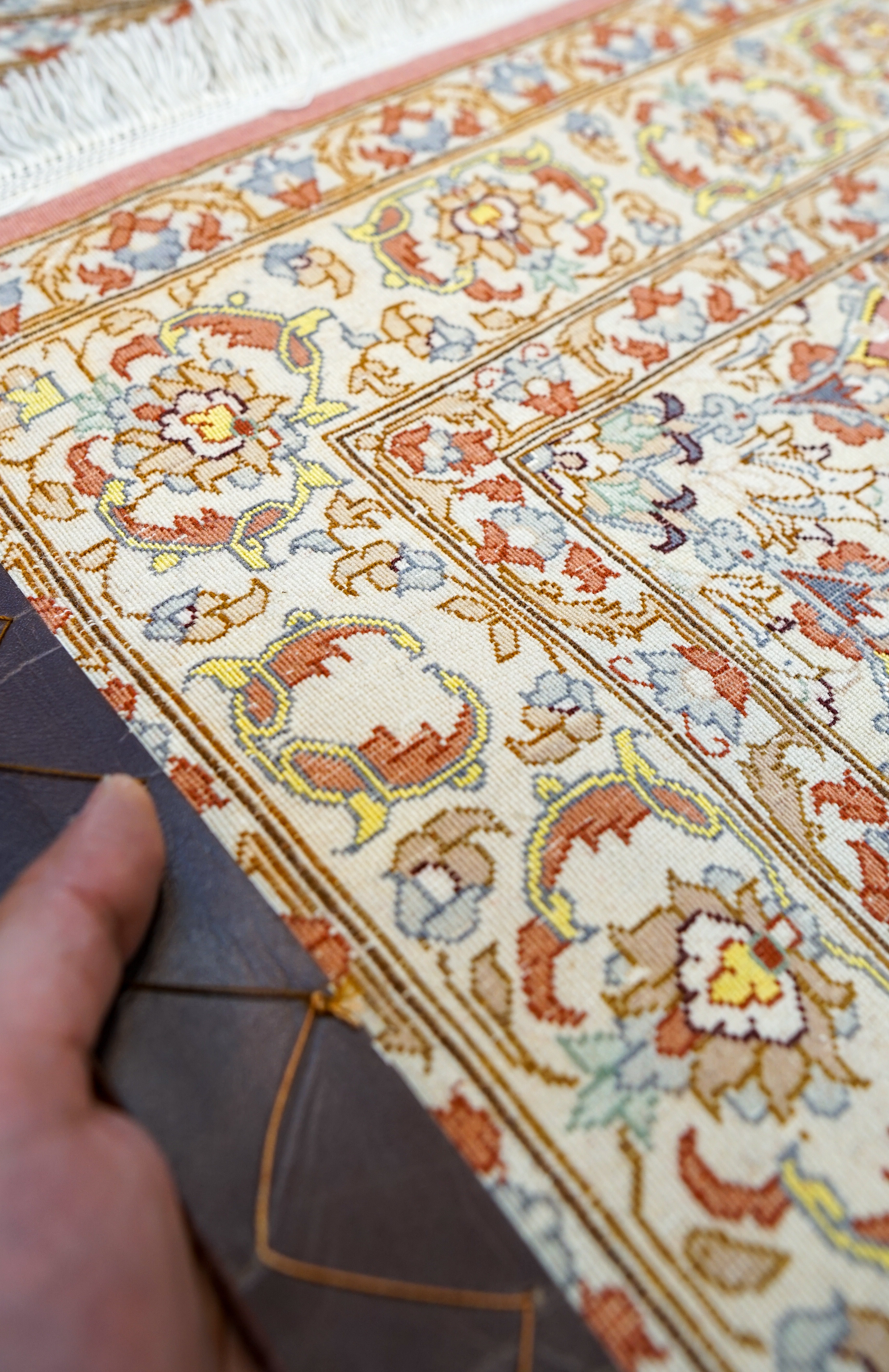 130×83cm【ペルシャ手織り絨毯 イスファハン産 　証明書付 】