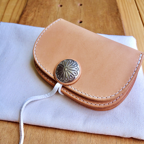 コンチョ巻きミドルウォレット ヌメ革財布 本革ミドルトラッカー