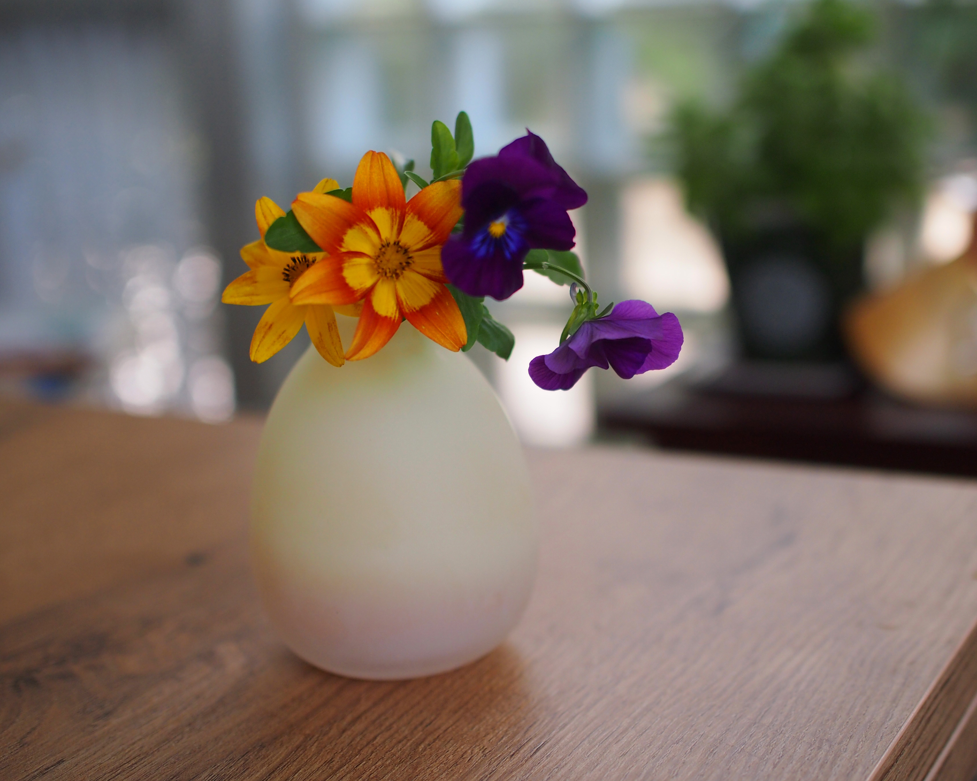 ガラスの小さな花びん　卵色