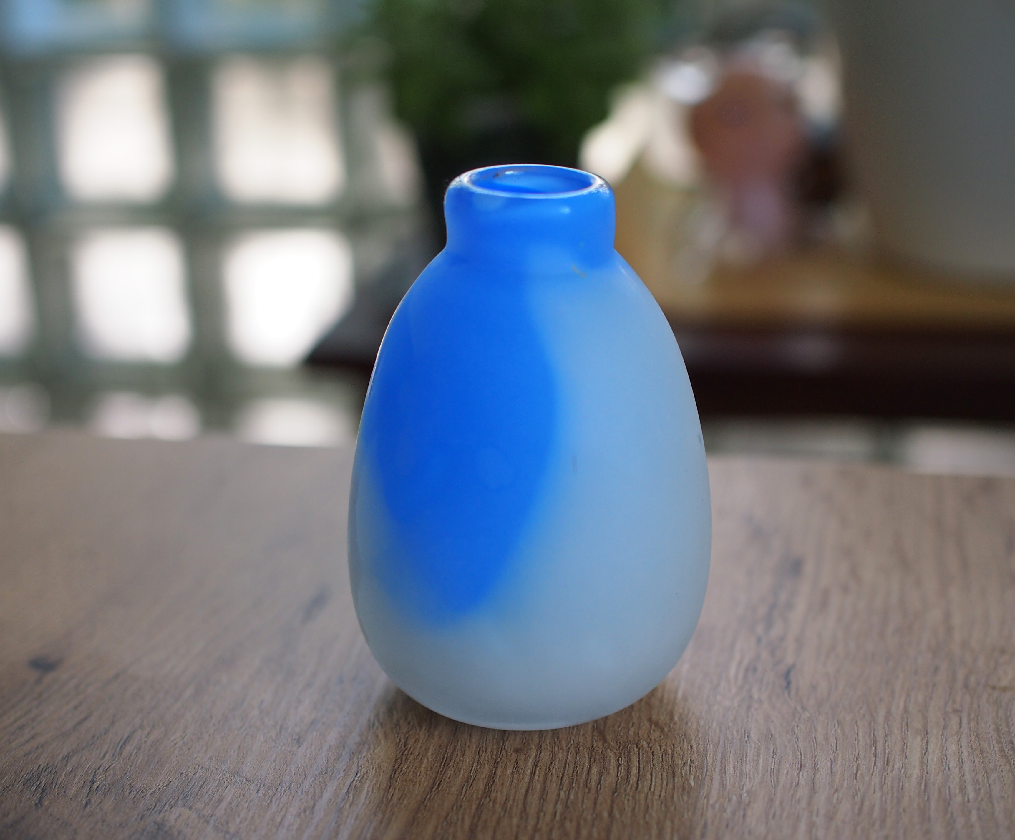 ガラスの小さな花びん　水色